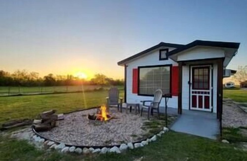 Perry House | Cozy Cabin 5 min from Waco, 10 from Baylor, 15 from Silos