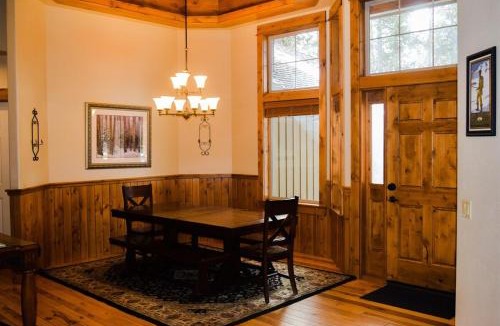 Deer Park House | Cozy Cabin 5 mins to SHARC