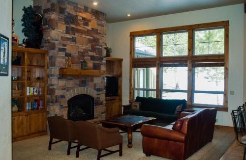 Deer Park House | Cozy Cabin 5 mins to SHARC