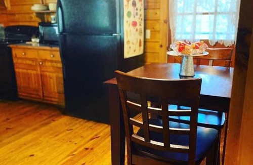 Eureka Springs Ski Chalet | Cozy Cabin at Bear Mountain Log Cabins
