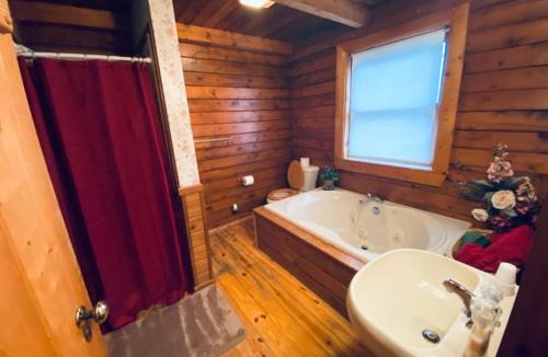 Eureka Springs Ski Chalet | Cozy Cabin at Bear Mountain Log Cabins