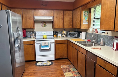 Graford House | Cozy Cabin at Possum Kingdom Lake. Close to Rocker B Ranch & local music venues.