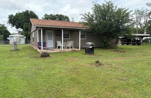 Graford House | Cozy Cabin at Possum Kingdom Lake. Close to Rocker B Ranch & local music venues.