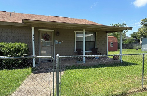 Graford House | Cozy Cabin at Possum Kingdom Lake. Close to Rocker B Ranch & local music venues.