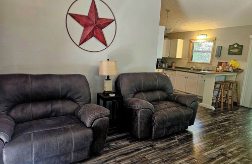 Arrow Point House | Cozy Cabin & Bunk House less than 4 minutes from Table Rock Lake.