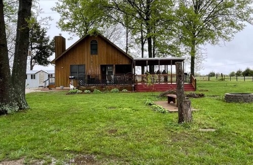 Clinton House | Cozy Cabin by Bucksaw Marina, Truman Lake