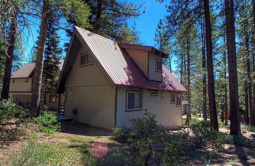 Country Club Estates House | Cozy Cabin by Lake Tahoe Accommodations