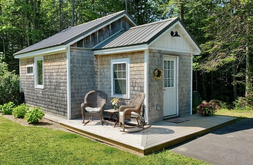 Belfast Cabin | Cozy Cabin By The Pond, Sleeps 2