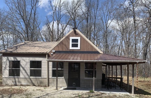 St. James Cabin | Cozy Cabin close to parks, rivers and wineries