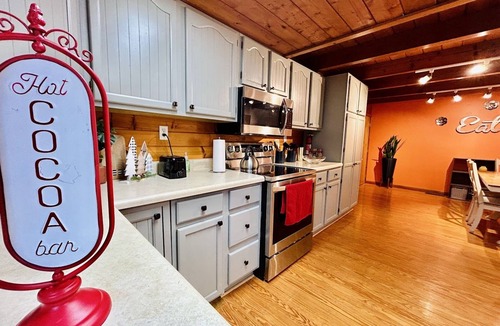 Radford House | Cozy Cabin close to Virginia Tech and Radford University