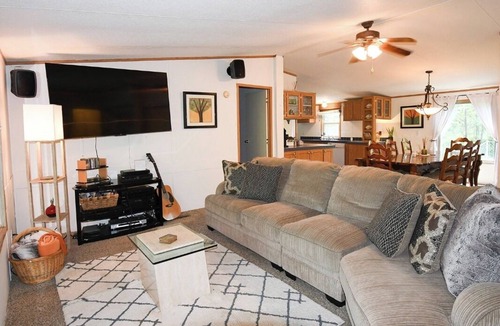 Vian Cabin | Cozy cabin escape- Unwind by the firepit & relax on the spacious deck
