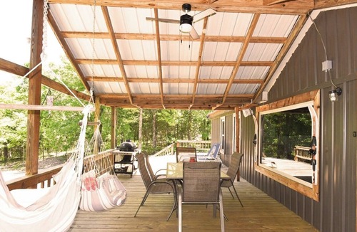 Vian Cabin | Cozy cabin escape- Unwind by the firepit & relax on the spacious deck