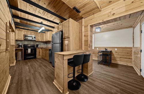 South Hills Cabin | Cozy Cabin Feel Large Yard Dog Friendly Bar