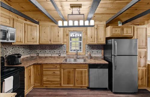 South Hills Cabin | Cozy Cabin Feel Large Yard Dog Friendly Bar