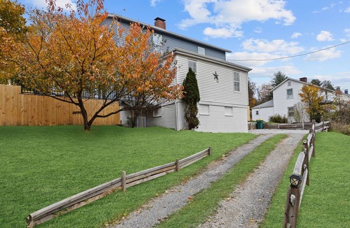 South Hills Cabin | Cozy Cabin Feel Large Yard Dog Friendly Bar