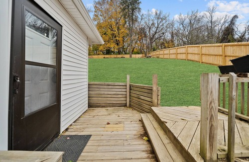 South Hills Cabin | Cozy Cabin Feel Large Yard Dog Friendly Bar