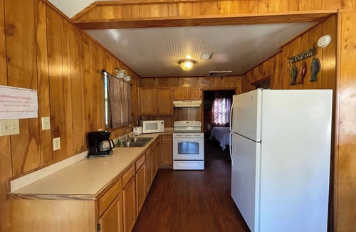 Zwolle Cabin | Cozy Cabin for 2 with Full Kitchen, Vaulted Ceilings & Outdoor Firepit