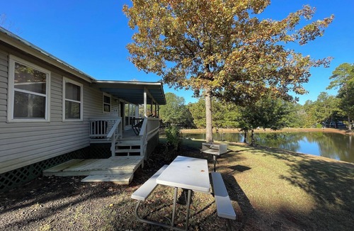 Zwolle Cabin | Cozy Cabin for 2 with Full Kitchen, Vaulted Ceilings & Outdoor Firepit