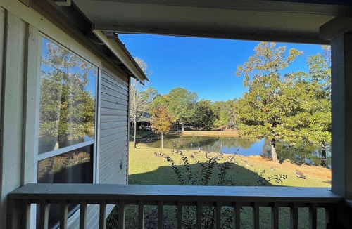 Zwolle Cabin | Cozy Cabin for 2 with Full Kitchen, Vaulted Ceilings & Outdoor Firepit