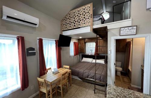 Jacksboro House | Cozy Cabin for Glamping Stay on Lake Godstone, Texas