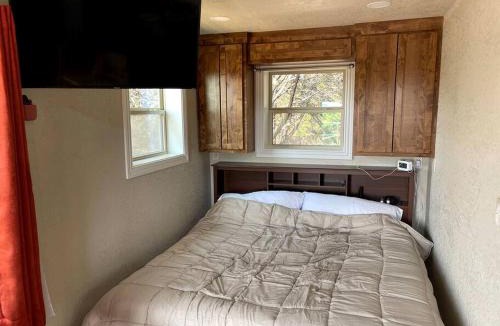 Jacksboro House | Cozy Cabin for Glamping Stay on Lake Godstone, Texas