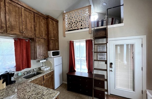 Jacksboro House | Cozy Cabin for Glamping Stay on Lake Godstone, Texas
