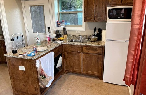 Jacksboro House | Cozy Cabin for Glamping Stay on Lake Godstone, Texas