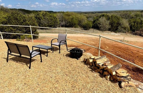 Jacksboro House | Cozy Cabin for Glamping Stay on Lake Godstone, Texas
