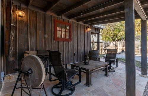 Fredericksburg Cabin | Cozy Cabin for Two 1 Block to Main