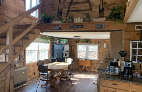 Woodford Cabin | Cozy Cabin & Fun-Filled BarnnVAST Access nNear Mt Snow & Prospect Mt