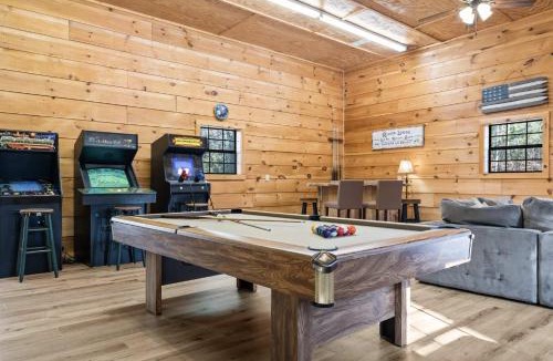 Epworth House | Cozy Cabin Game Room Fire Pit Grill Spa