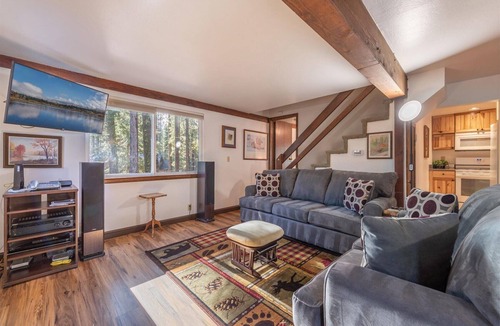 Tahoe Pines Cabin | Cozy Cabin Getaway: Mins to Beach!