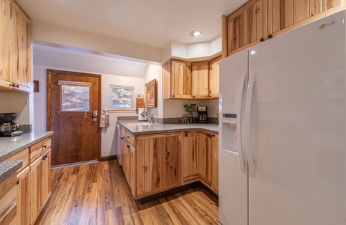 Tahoe Pines Cabin | Cozy Cabin Getaway: Mins to Beach!