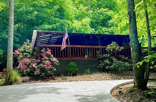 Rogersville Cabin | Cozy cabin getaway close to hiking, skiing, sightseeing, and Bristol!