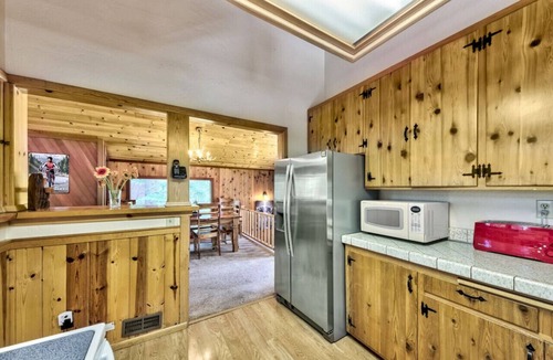 Ridgewood House | Cozy cabin hot-tub fire-pit close to ski foosball