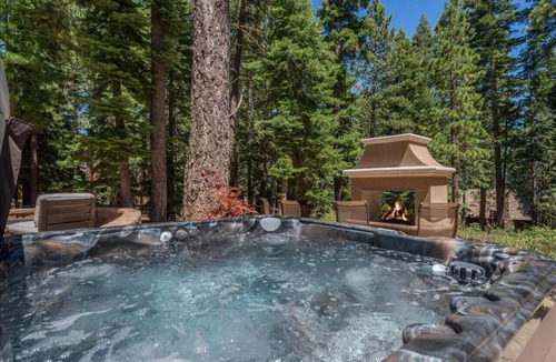 Ridgewood House | Cozy cabin hot-tub fire-pit close to ski foosball