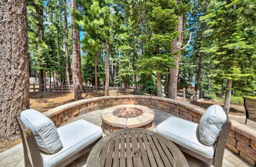 Ridgewood House | Cozy cabin hot-tub fire-pit close to ski foosball