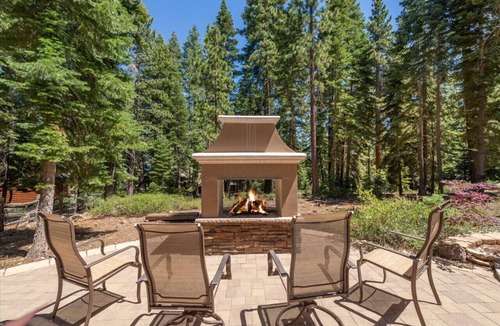 Ridgewood House | Cozy cabin hot-tub fire-pit close to ski foosball