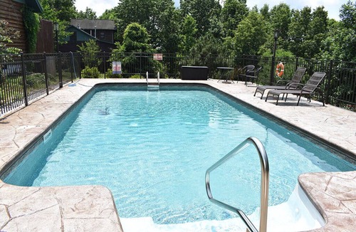 Walnut Shade Cabin | Cozy Cabin; hot tub; brkfst; pool; minutes from Branson!