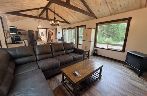 Kootenai County Cabin | Cozy cabin in charming forested area