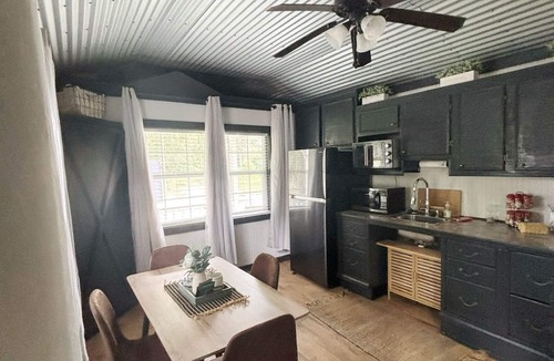 Montgomery Cabin | Cozy cabin in charming Richards with WiFi and AC