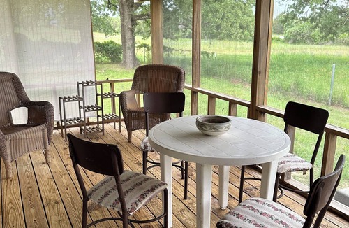 Glen Rose Cabin | Cozy cabin in Glen Rose with AC, WiFi, Close to all major attractions!