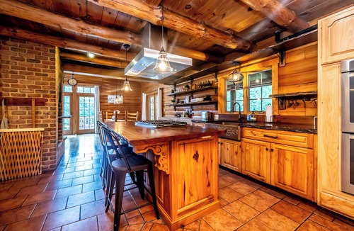 Suplee Cabin | Cozy cabin in Honey Brook,PA with hot tub, jacuzzi, large outdoor deck and more!