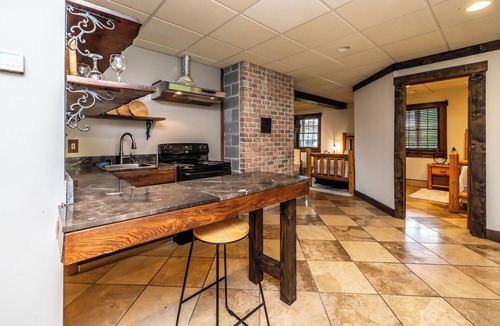 Suplee Cabin | Cozy cabin in Honey Brook,PA with hot tub, jacuzzi, large outdoor deck and more!