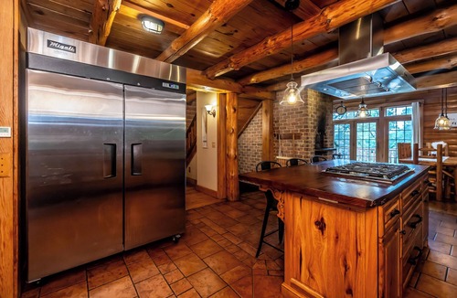 Suplee Cabin | Cozy cabin in Honey Brook,PA with hot tub, jacuzzi, large outdoor deck and more!