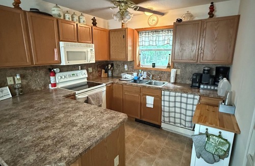 Lake Harmony Cabin | Cozy Cabin in Lake Harmony, 3Bedroom+Loft w Deck, Firepit & WiFi! Dog Friendly!