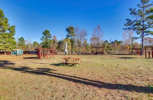 Smith County Apartment | Cozy Cabin in Overton Glamping Community w/Perks!