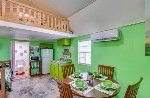Smith County Apartment | Cozy Cabin in Overton Glamping Community w/Perks!