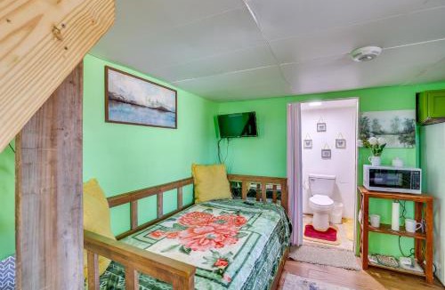 Smith County Apartment | Cozy Cabin in Overton Glamping Community w/Perks!