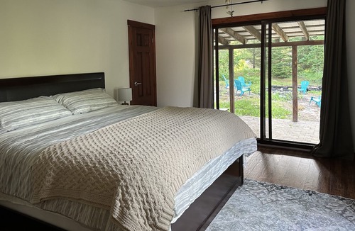 Severn Bridge Cottage | Cozy Cabin in the Woods near the Lake